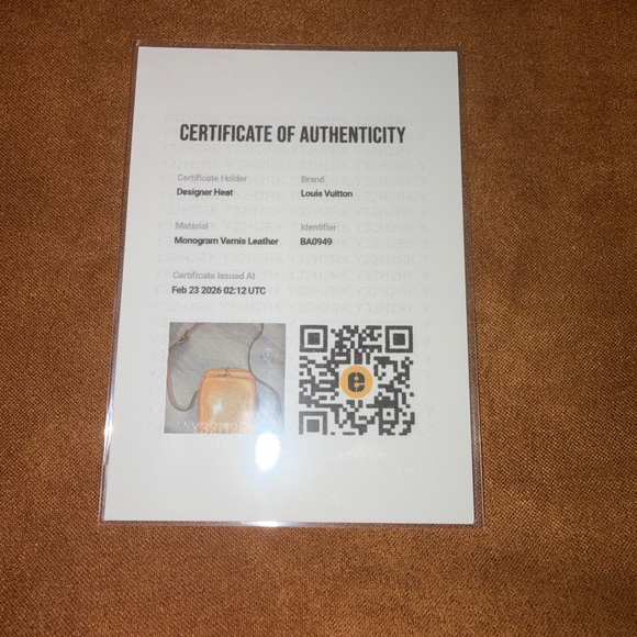 Louis Vuitton Monogram Vernis Crossbody Bag. - Picture 11 of 12